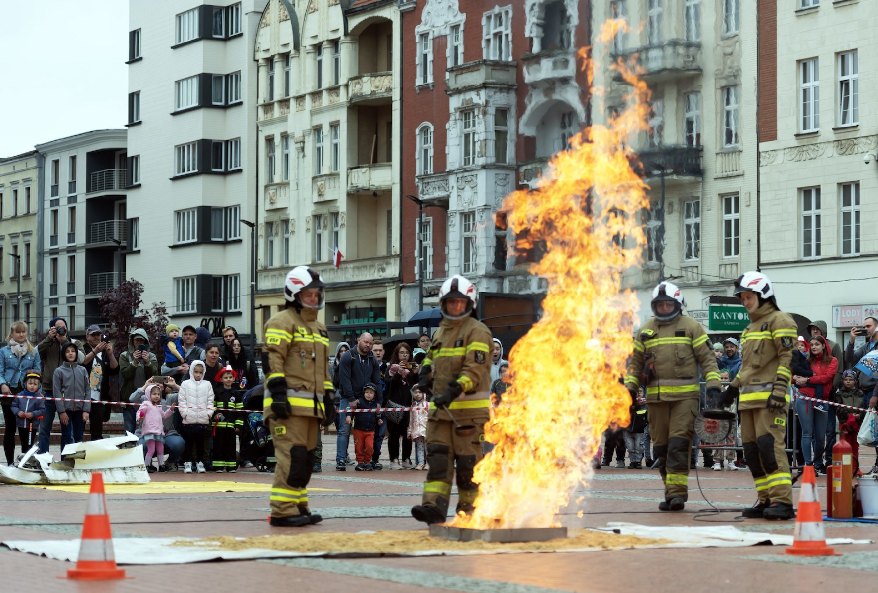 Był ogień i zachwyt publiczności Strażackie pokazy na bytomskim rynku 19