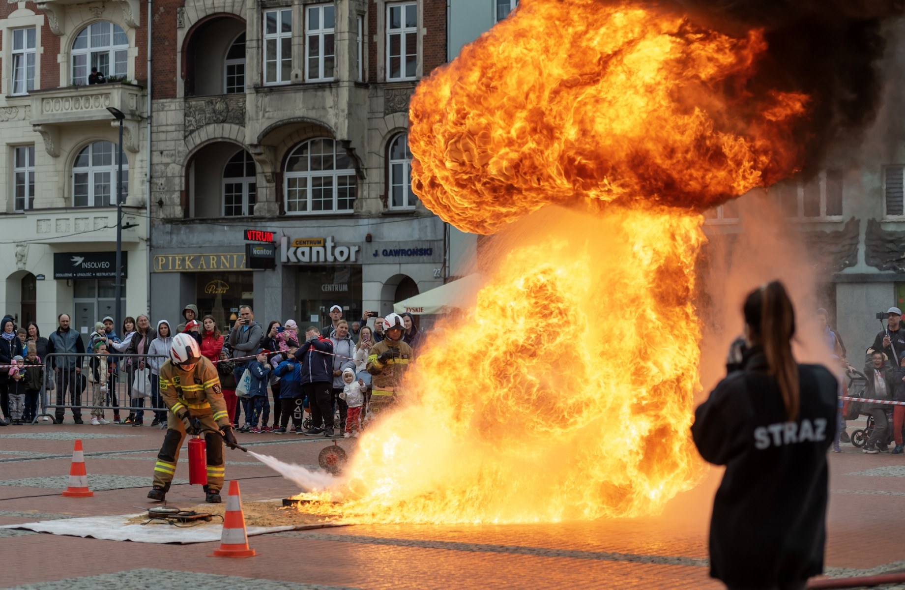 Był ogień i zachwyt publiczności Strażackie pokazy na bytomskim rynku 23