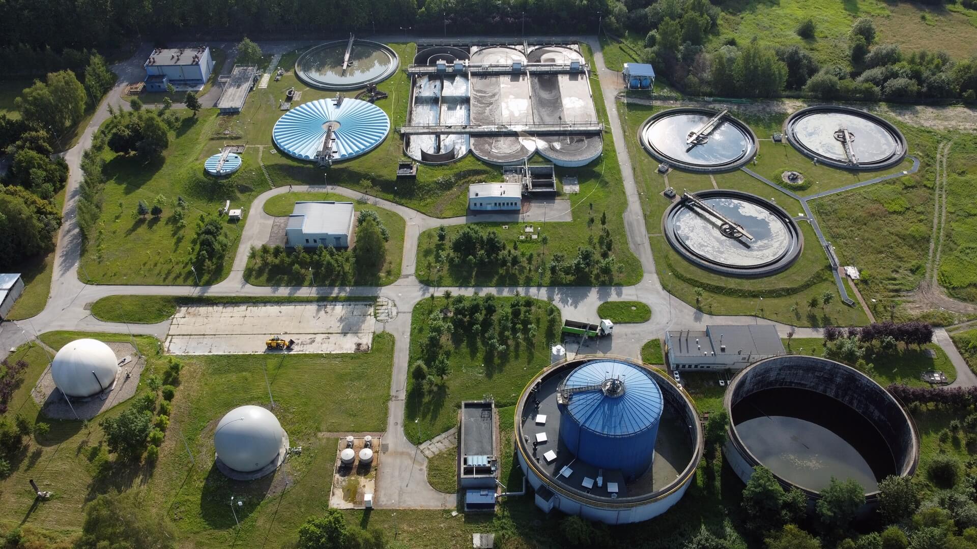 Centralna Oczyszczalnia Ścieków z lotu ptaka, z widocznymi sferycznymi zbiornikami biogazu