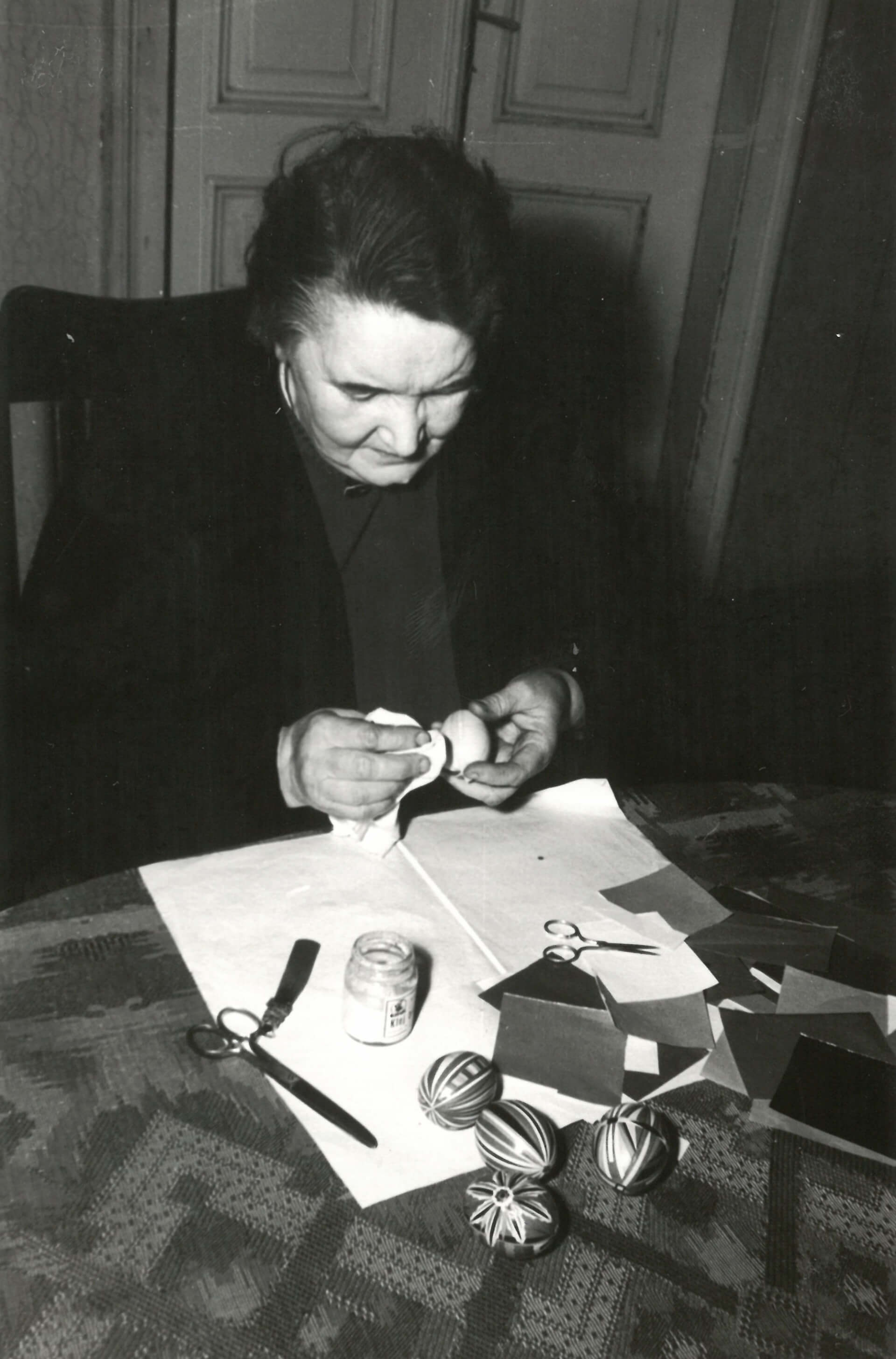 Muzeum Górnośląskie Franciszka Myszkowska podczas wyrobu naklejanek Częstochowa 1957 rok foto S Deptuszewski