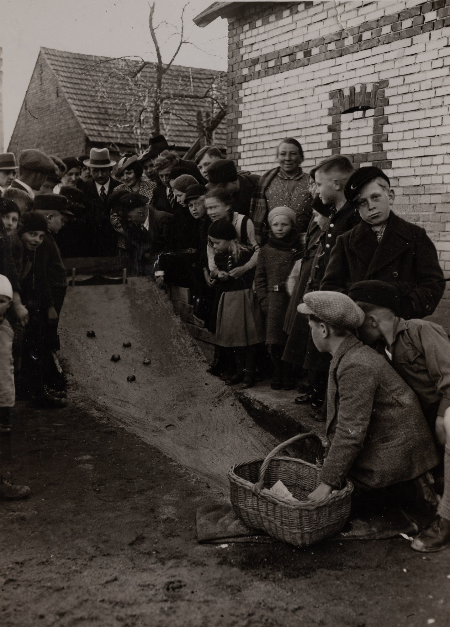 Muzeum Górnośląskie Zabawa w kulanie jajek Kujakowice Górne 1936 rok