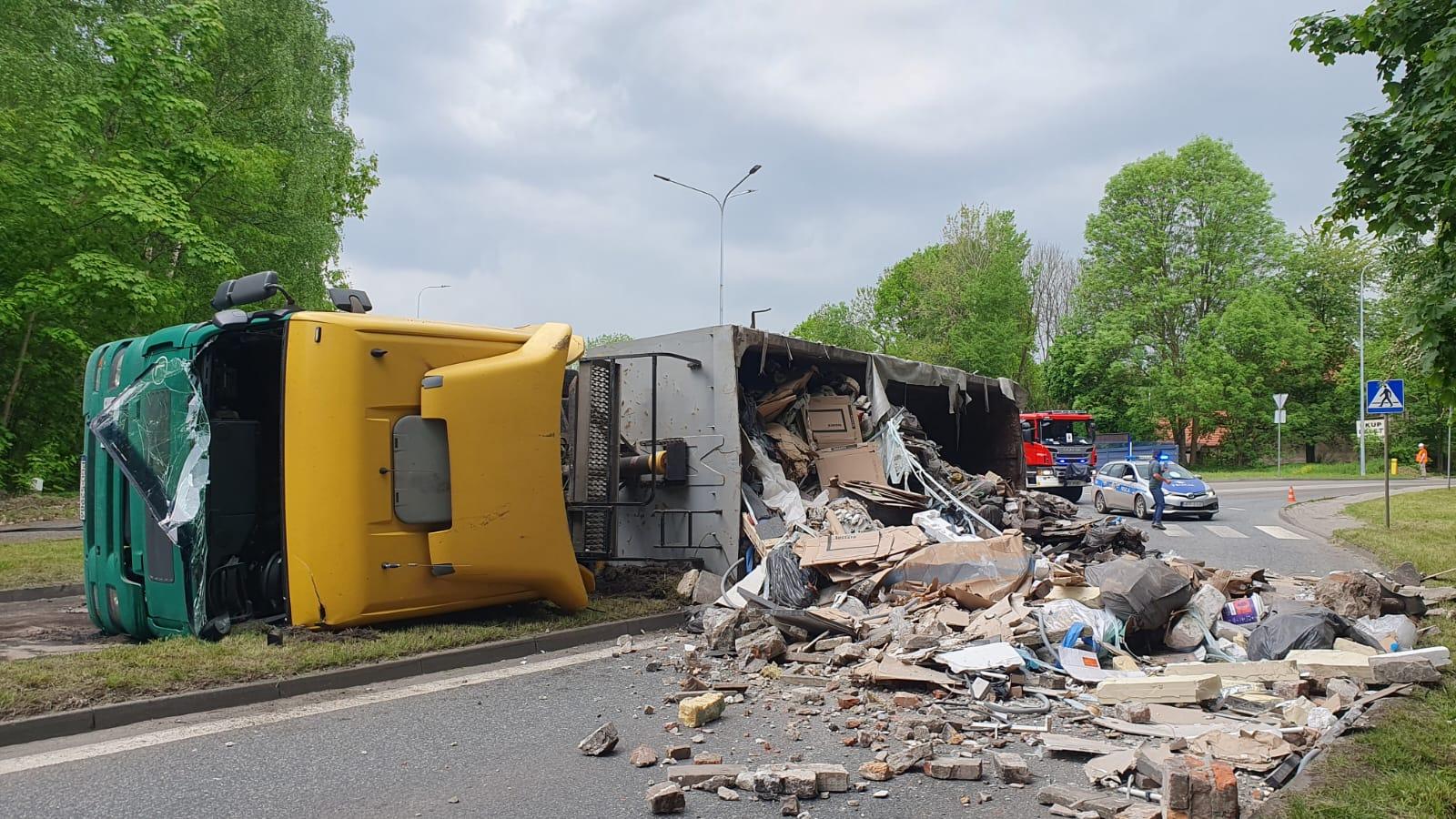 Samochód ciężarowy przewrócił się na ulicy Celnej