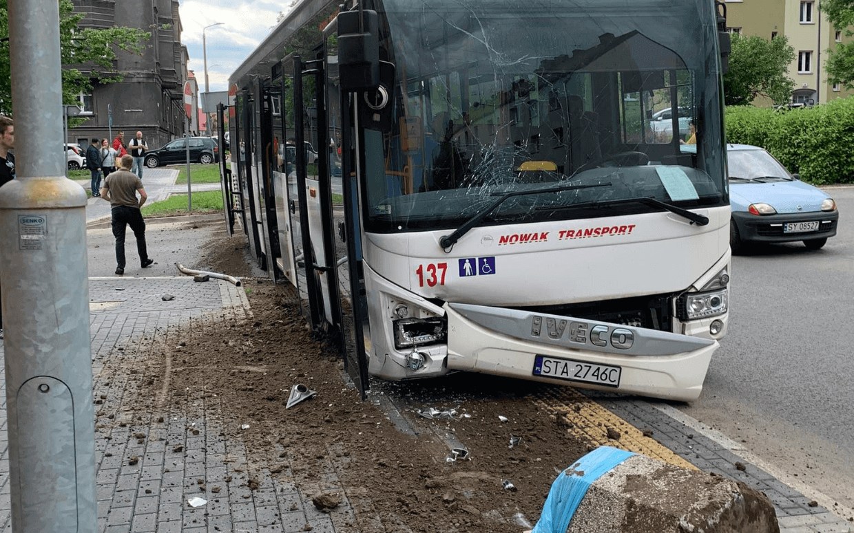 Zderzenie autobusu i taksówki w Bytomiu 1