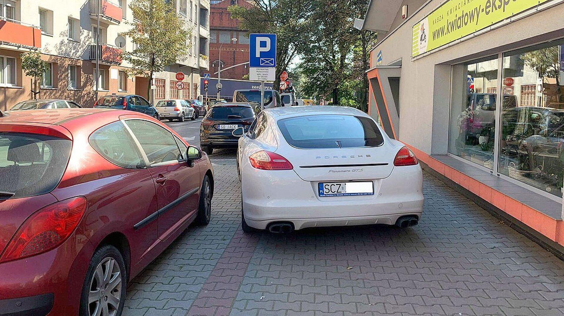 Byt porsche na chodniku Byt porsche na chodniku
