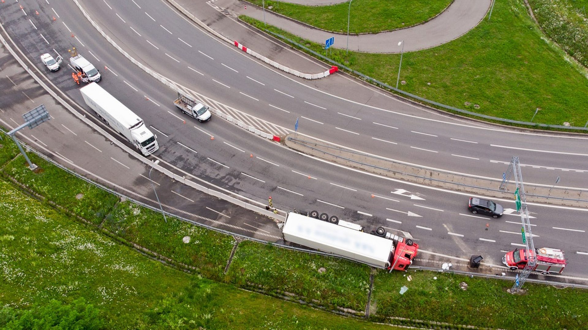 Byt wywrocony tir na autostradzie a1 Byt wywrocony tir na autostradzie a1