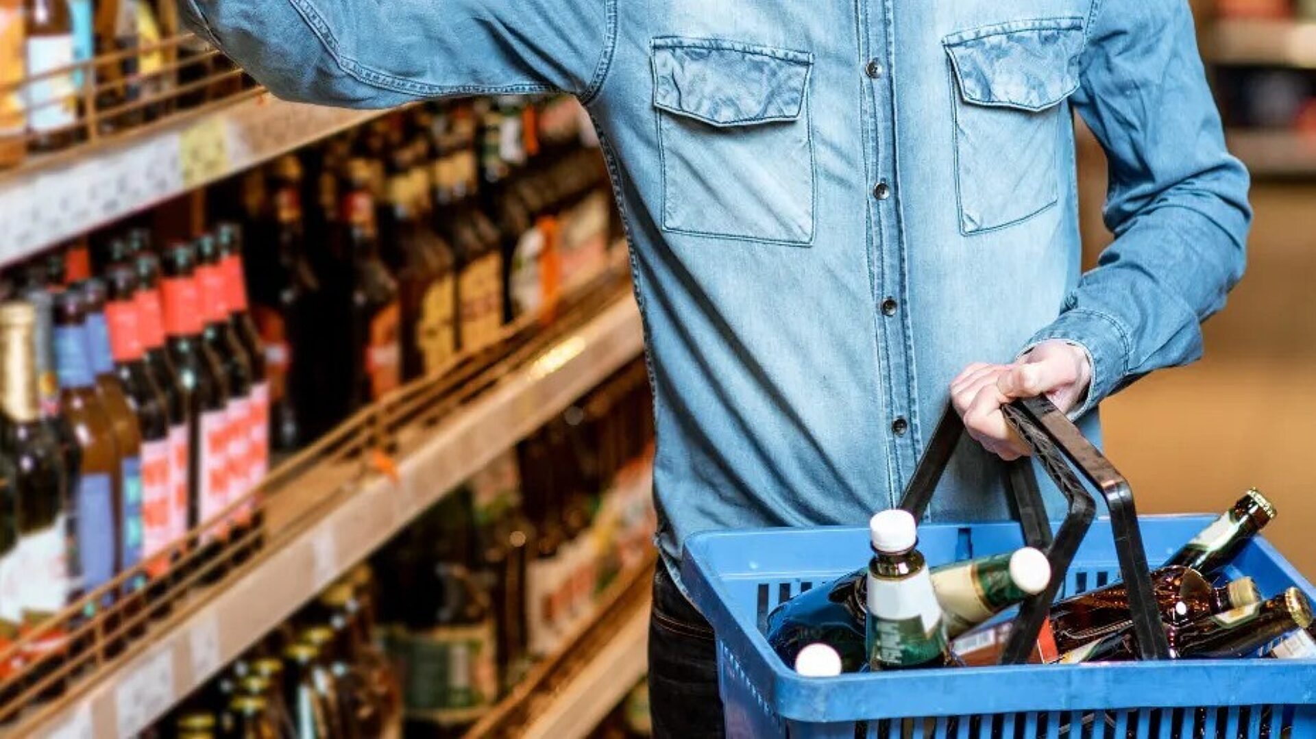 Kradziez alkoholu w sklepie zdjecie pogladowe Kradziez alkoholu w sklepie zdjecie pogladowe