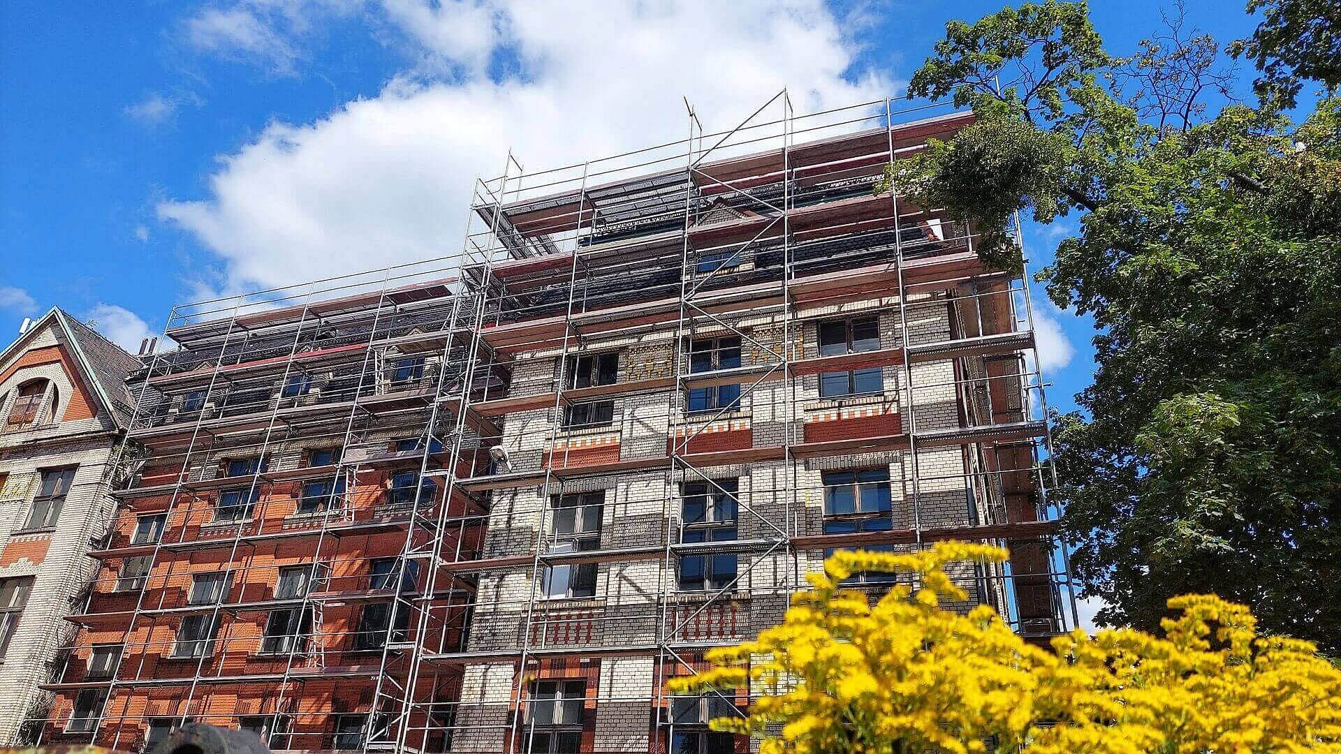 Rusztowania przy szpitalu gorniczym Rusztowania przy szpitalu gorniczym