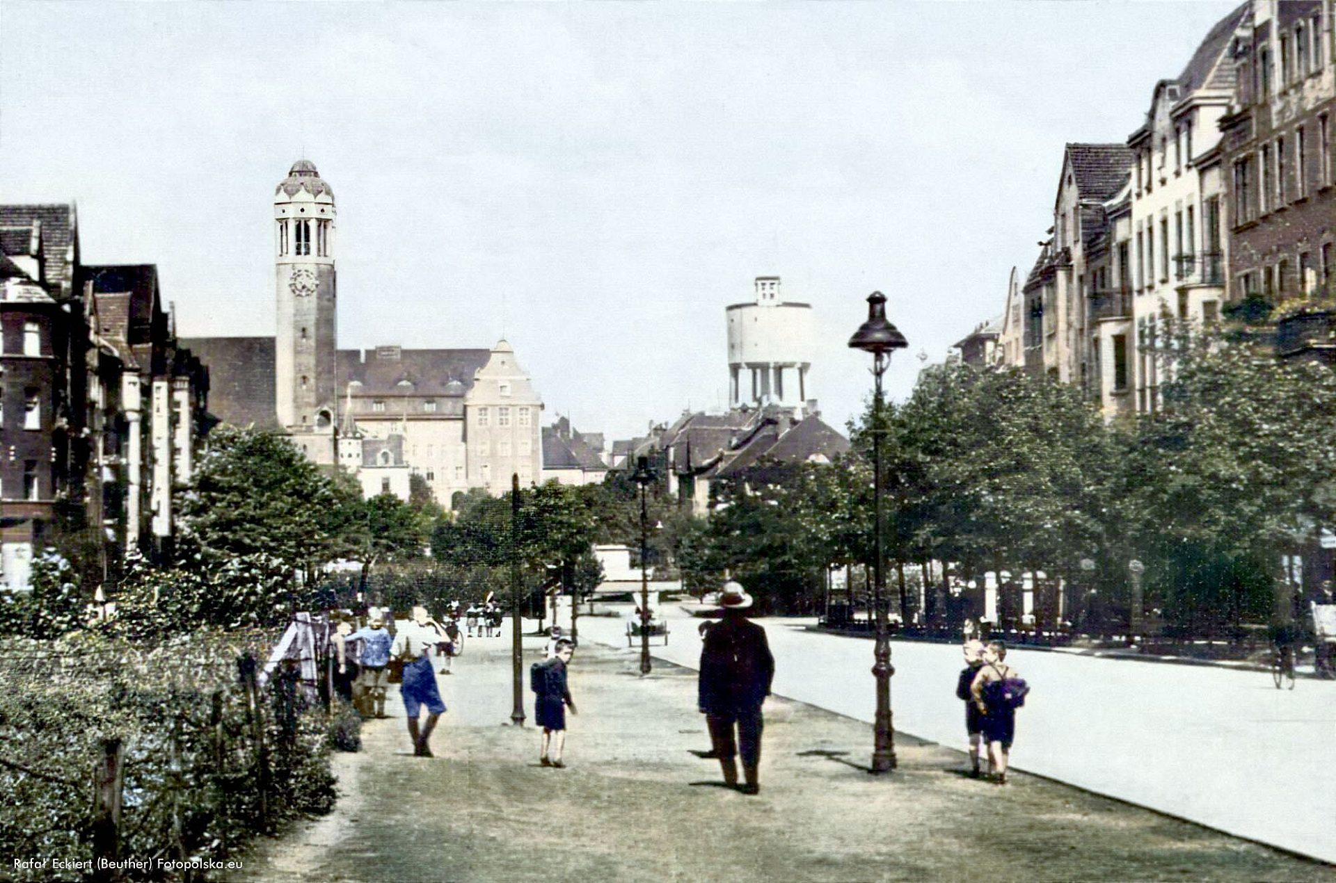 Wilhelmstrasse (dziś ulica Boleslawa Chrobrego) . Na ostatnim planie wieża ciśnień z 1934 r., która była wtedy jednym z najważniejszych obiektów miasta Wilhelmstrasse (dziś ulica Boleslawa Chrobrego) . Na ostatnim planie wieża ciśnień z 1934 r., która była wtedy jednym z najważniejszych obiektów miasta