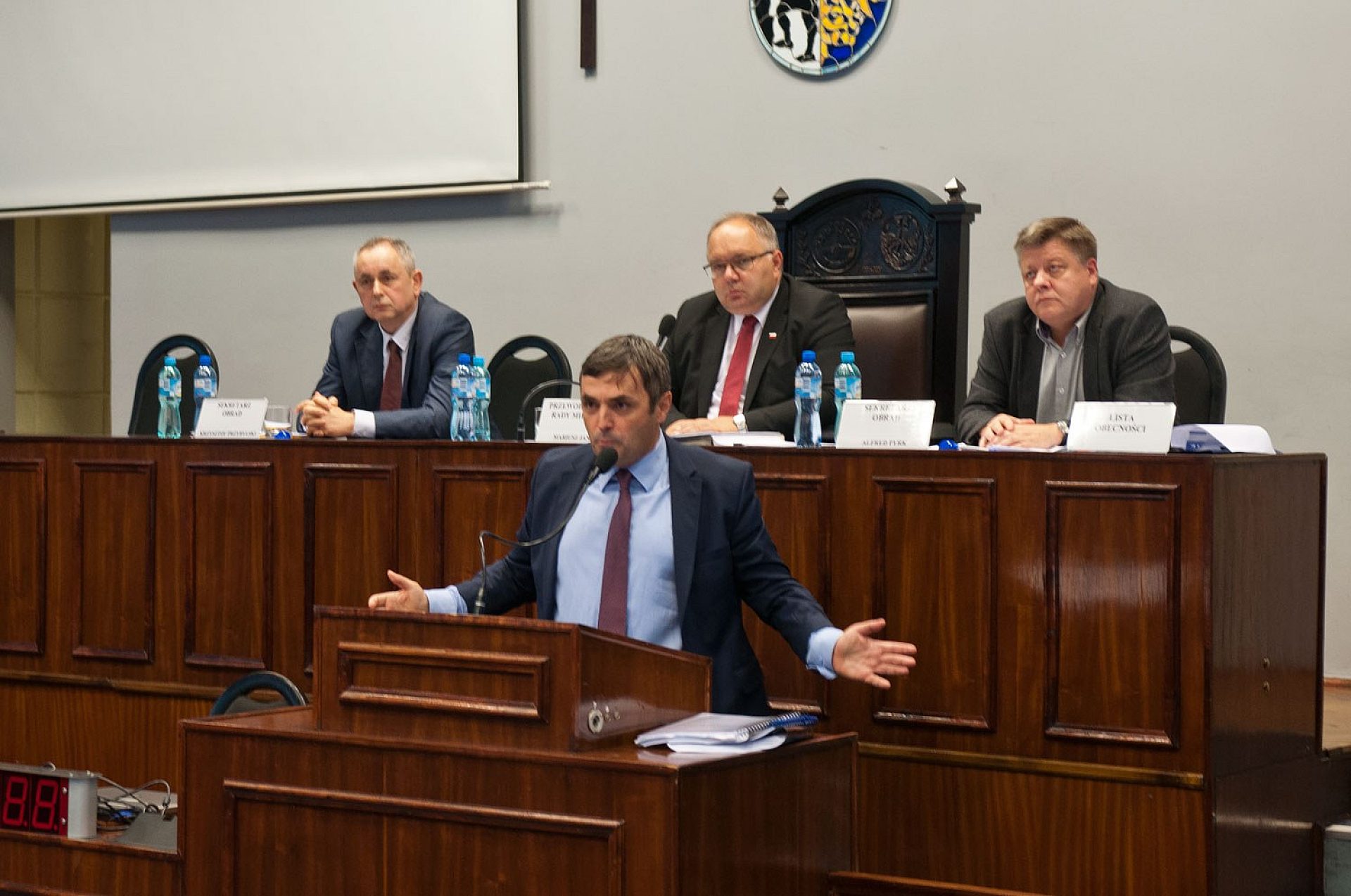 Byt bartyla rozklada rece Byt bartyla rozklada rece