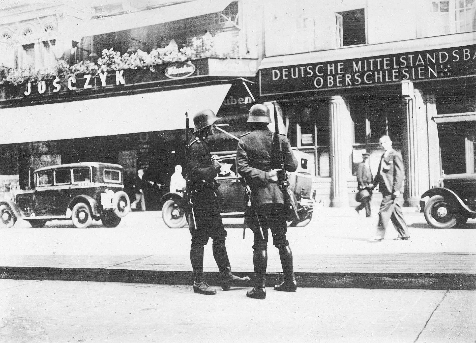 Wspólny patrol policjanta i członka organizacji paramilitarnej Stahlhelmu Bund der Frontsoldaten Liga Żołnierzy Frontowych na ulicy w Beuthen (obecnie Bytom) Wspólny patrol policjanta i członka organizacji paramilitarnej Stahlhelmu Bund der Frontsoldaten Liga Żołnierzy Frontowych na ulicy w Beuthen (obecnie Bytom)
