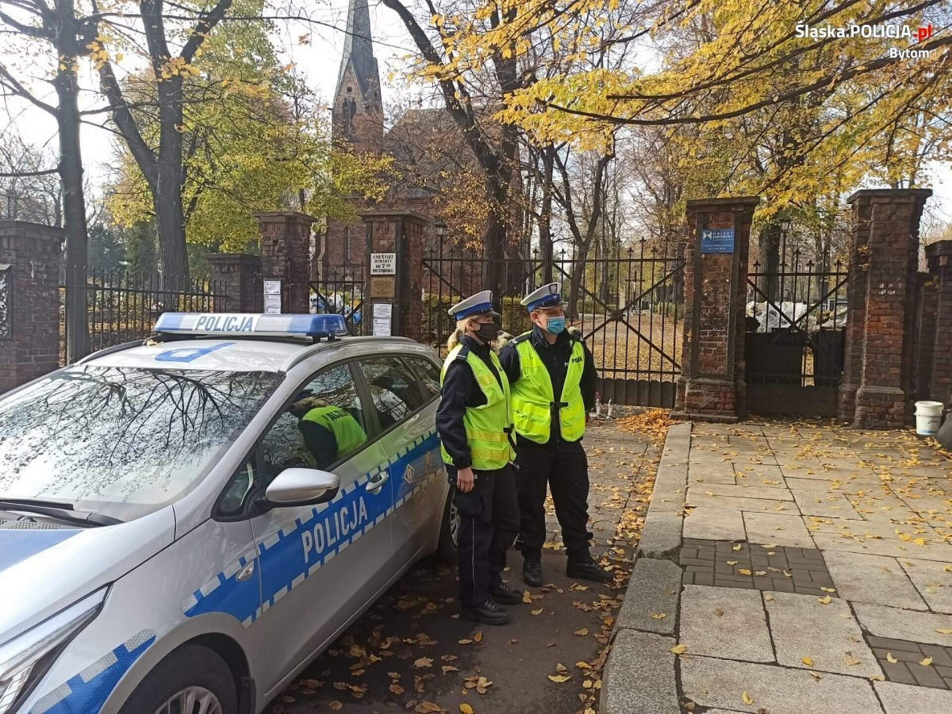 Policjanci przed cmentarzem Policjanci przed cmentarzem