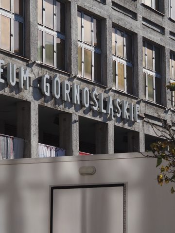Neon na fasadzie Muzeum Górnośląskiego Neon na fasadzie Muzeum Górnośląskiego