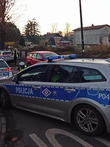 Radiowozy zajechały drogę uciekinierowi Radiowozy zajechały drogę uciekinierowi
