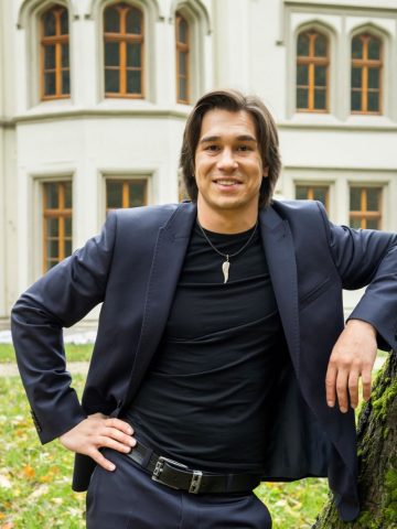 Viktor Yankovsky przed ocalałym skrzydłem Pałacu Tiele-Wincklerów w Bytomiuele Viktor Yankovsky przed ocalałym skrzydłem Pałacu Tiele-Wincklerów w Bytomiuele