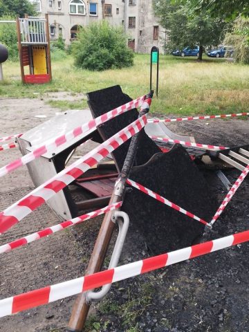 Zdemolowany plac zabaw Zdemolowany plac zabaw