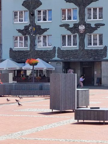 Trwa ustawianie małej architektury na Rynku Trwa ustawianie małej architektury na Rynku