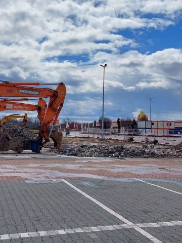 Prace rozbiórkowe na parkingu dawnego Tesco Prace rozbiórkowe na parkingu dawnego Tesco