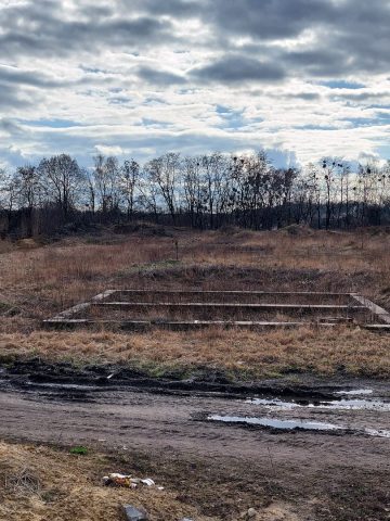 Fundamenty domu na środku dawnego boiska Fundamenty domu na środku dawnego boiska