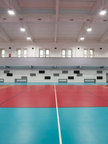 Na ścianach hali zamontowano odporne na uderzenia płyty akustyczne Na ścianach hali zamontowano odporne na uderzenia płyty akustyczne