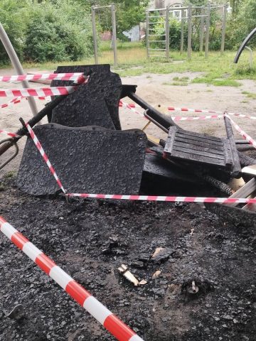 Zniszczoony plac zabaw Bobrek Zniszczoony plac zabaw Bobrek