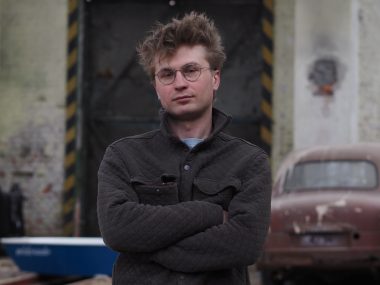 Artysta industrialny. Dla sztuki wystąpił w TV bez spodni Michał Rejner