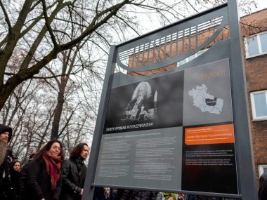 Odsłonięcie tablicy poświęconej Romanowi Kostrzewskiemu Odsłonięcie tablicy poświęconej Romanowi Kostrzewskiemu