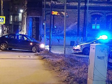 Kierowca porzucił samochód na skrzyżowaniu Kierowca porzucił samochód na skrzyżowaniu