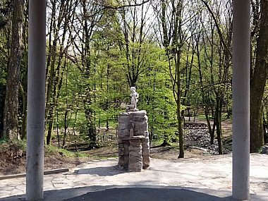 Wandale zniszczyli Kupidyna. Teraz wrócił na swoje miejsce Byt amorek gora milosci