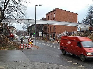 Nad Siemianowicką ponownie zawisł wiadukt Byt budowa kladki siemianowicka