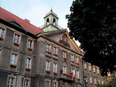 Incydent w Urzędzie Miejskim. Mężczyzna wtargnął do gabinetu prezydenta Byt bytom ratusz