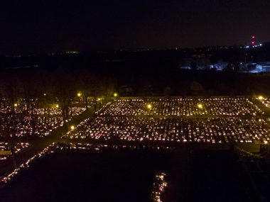 Rząd zamknął cmentarze! Byt cmentarz z drona
