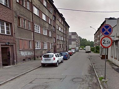 Karb: dziewczynka wypadła z okna Byt karb ulica