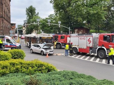 Poważne utrudnienia w centrum Bytomia. Osobówka zderzyła się z autobusem Byt kolizja wroclawska