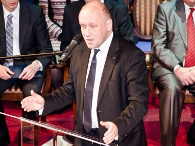 Kostek stał się niewygodny Byt kostek