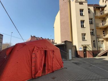 Byt namiot przed szpitalem Byt namiot przed szpitalem