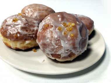 Tłusty czwartek w Bytomiu. Gdzie kupić najlepsze pączki? Byt paczki na talerzu