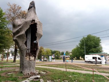 "Kogut" się rozsypuje. Rzeźba pilnie potrzebuje ratunku Byt rzezba koguta na stroszku