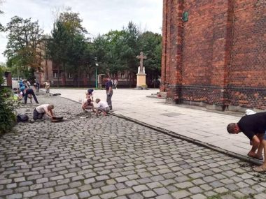 Mieszkańcy dalej sprzątają swoje miasto. Tym razem zrobili porządek w Łagiewnikach Byt sprzatanie terenu parafii w lagiewnikach