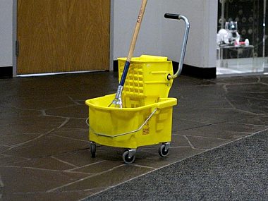 130 bytomian odpracowuje swoje długi Byt wiadro