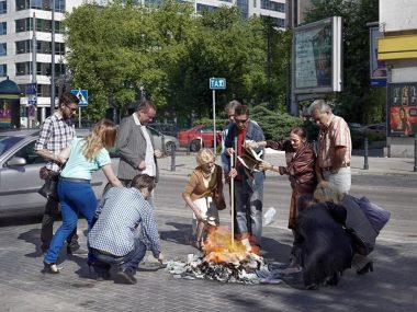 Byt zbigniew libera people burning money Byt zbigniew libera people burning money