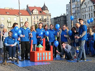 Bytomski5 light it up blue 1