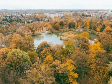 Śląskie miasto z wielkim zabytkowym parkiem w centrum Park kachla bytom jesien 01
