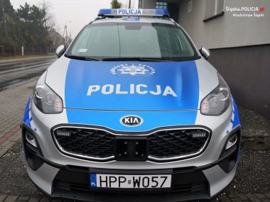 16-letni chłopak razem z kolegami napadł na dwóch mężczyzn Policja samochod