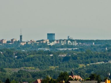Katowice pną się w górę. Widać to z daleka. Tru story! Katowickie wieżowce widziane z Kopca Wyzwolenia w Piekarach Śląskich