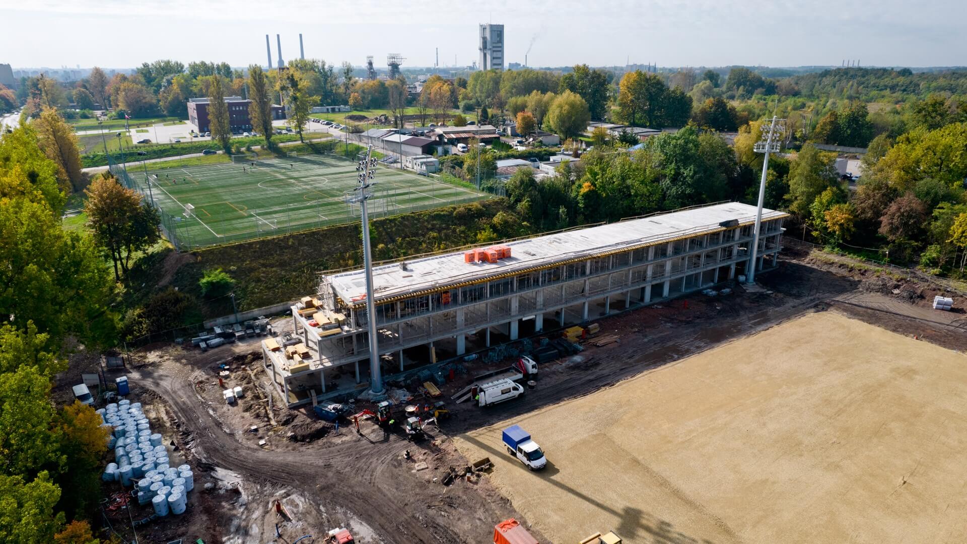 Powstający budynek klubowy przy nowym boisku Polonii Bytom
