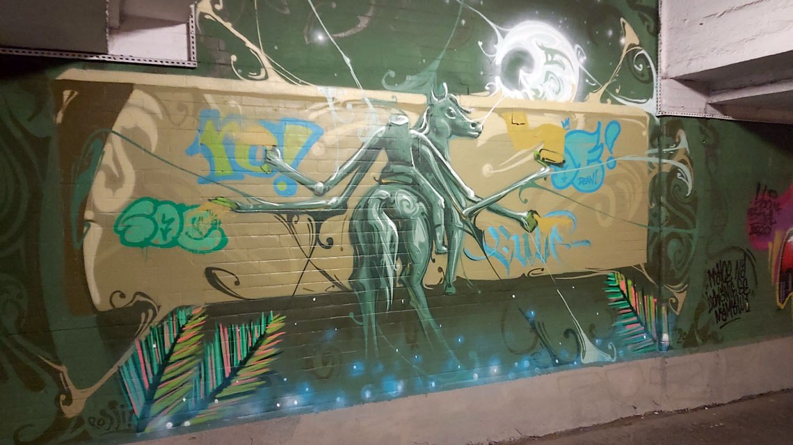 Byt graffiti w tunelu 01