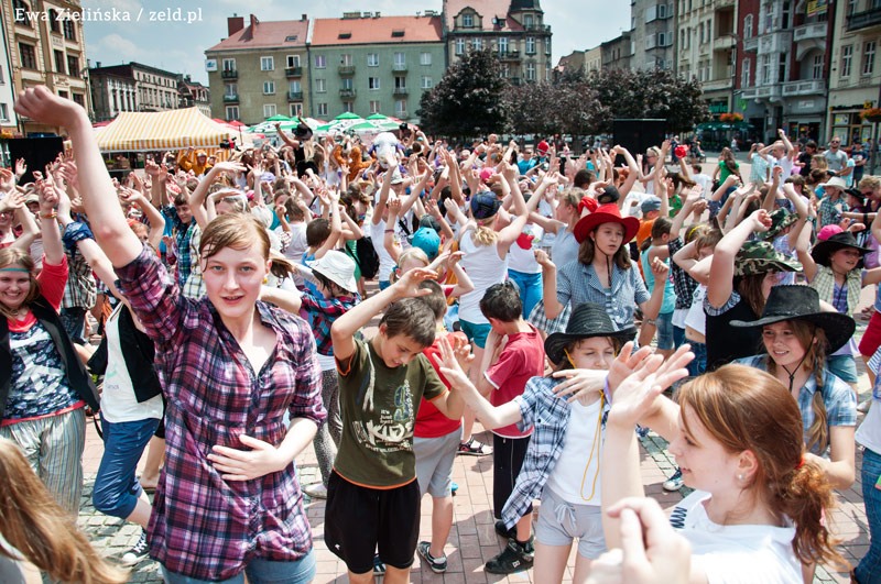 Bytomski2 milka flash mob na Rynky 107