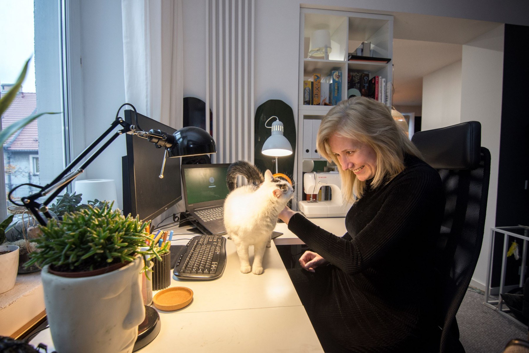 Magdalena Cąkała z kotem w swoim mieszkaniu