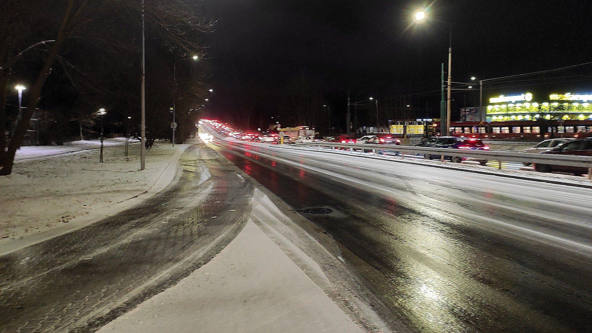 Oblodzona jezdnia na ul. Wrocławskiej przy pętli tramwajowej