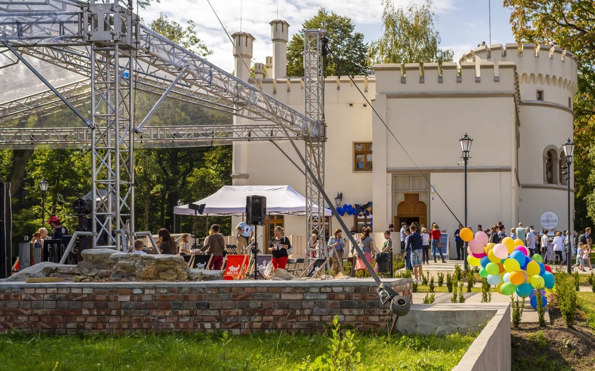 Otoczenie pałacu w Miechowicach